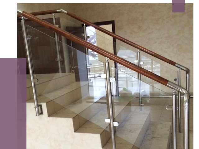 Комбинированные перила из металла и дерева в Кондопоге